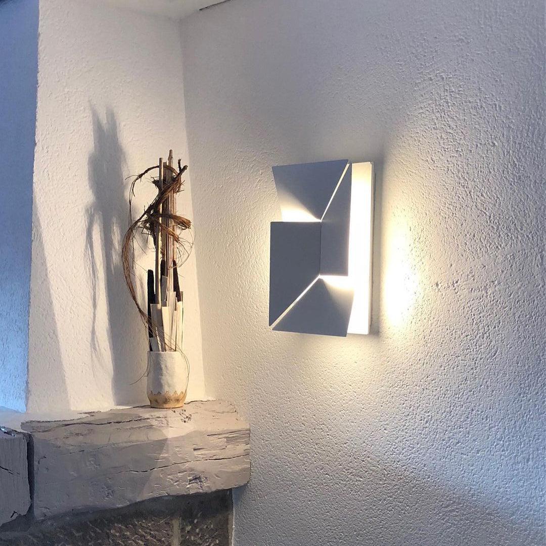 Shadows Grand Sconce - Elegant Wall Light with Adjustable Brightness