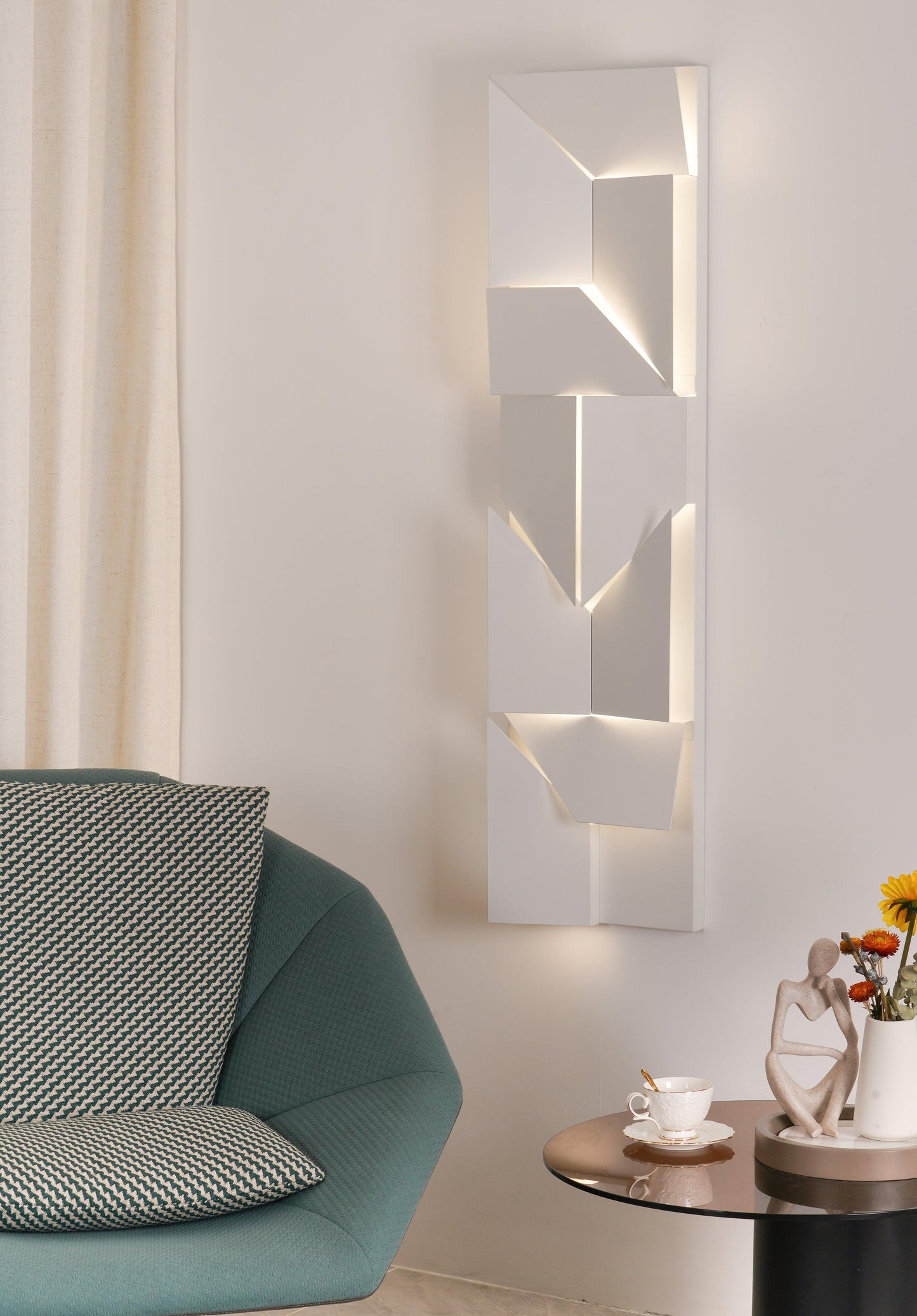 Shadows Grand Sconce - Elegant Wall Light with Adjustable Brightness