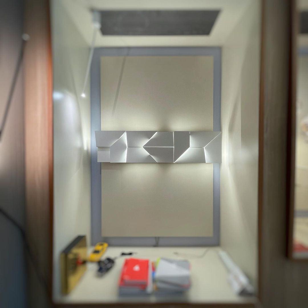 Shadows Grand Sconce - Elegant Wall Light with Adjustable Brightness