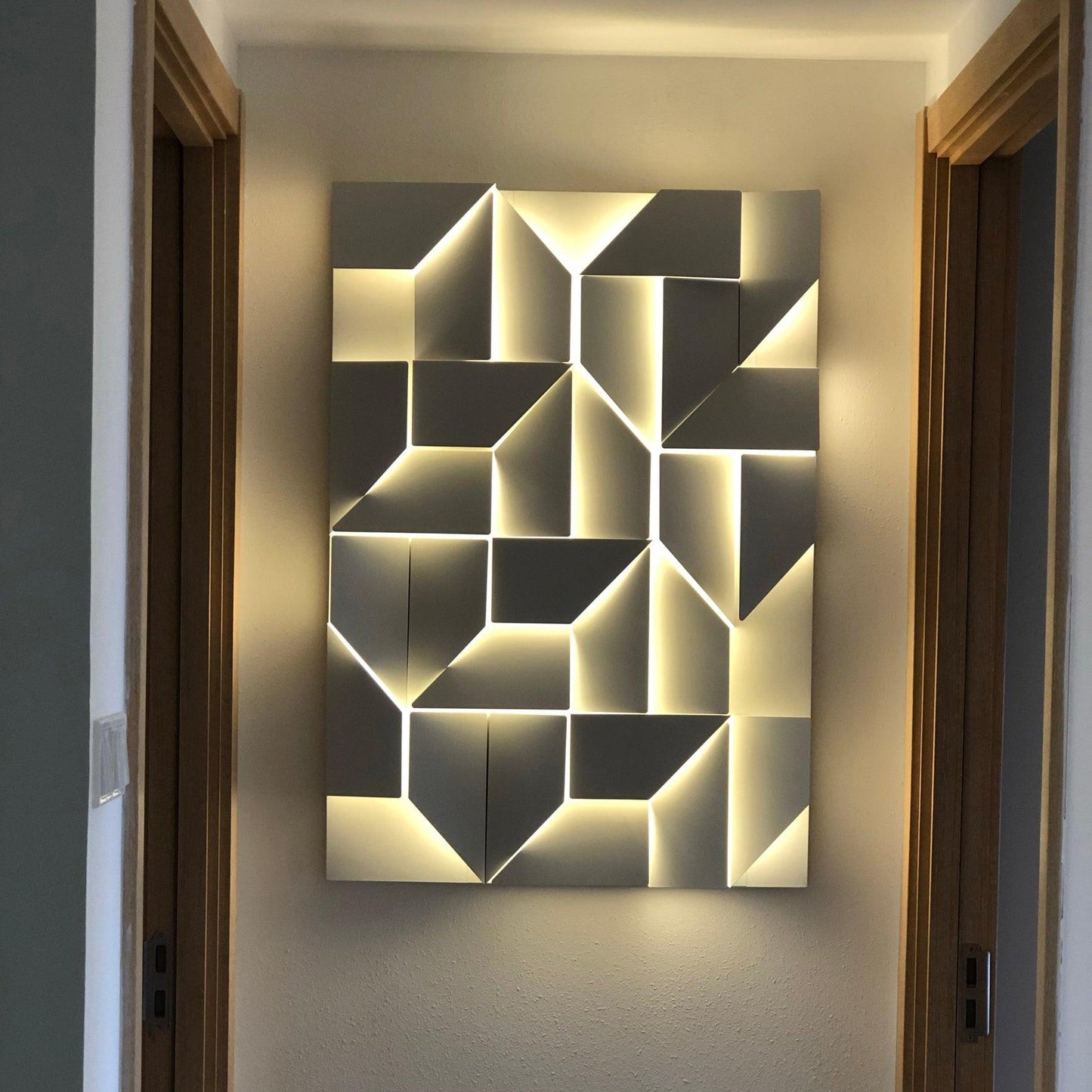 Shadows Grand Sconce - Elegant Wall Light with Adjustable Brightness