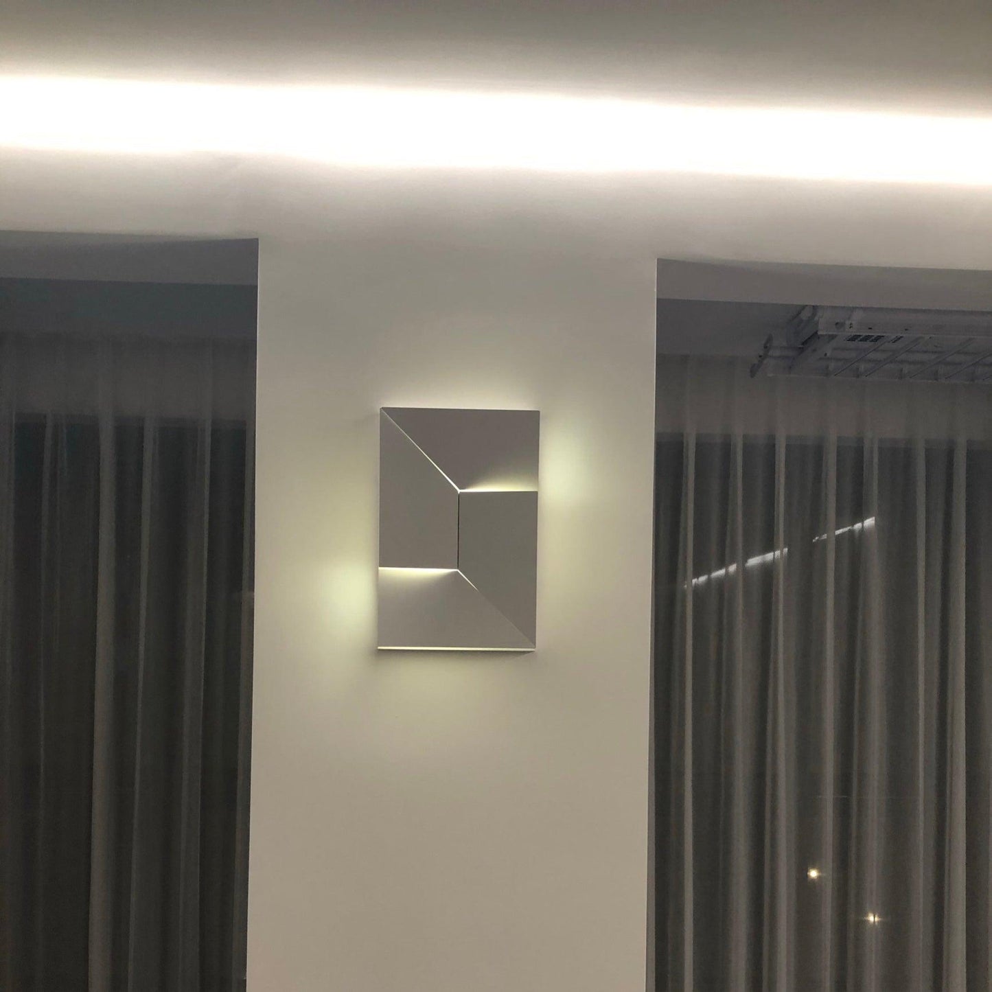Shadows Grand Sconce - Elegant Wall Light with Adjustable Brightness