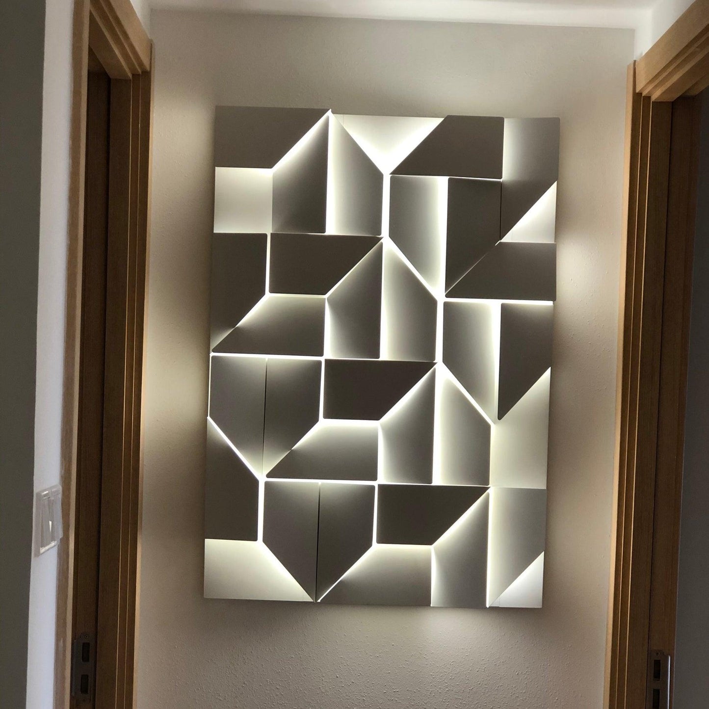 Shadows Grand Sconce - Elegant Wall Light with Adjustable Brightness