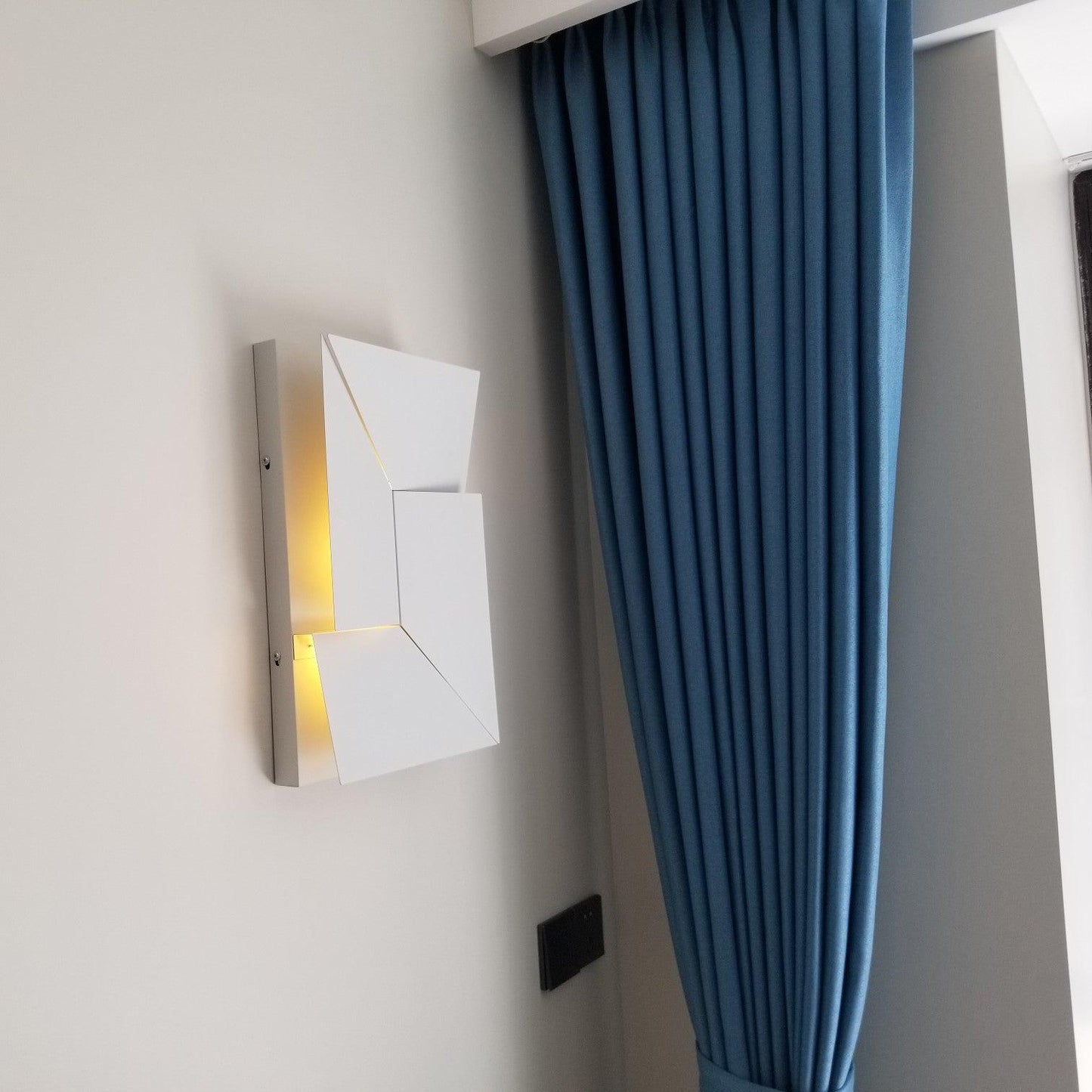 Shadows Grand Sconce - Elegant Wall Light with Adjustable Brightness
