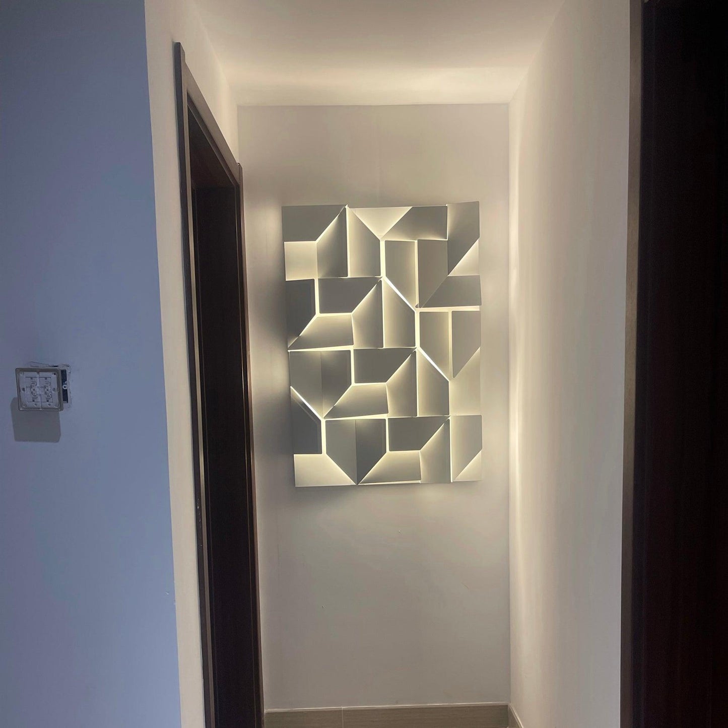 Shadows Grand Sconce - Elegant Wall Light with Adjustable Brightness