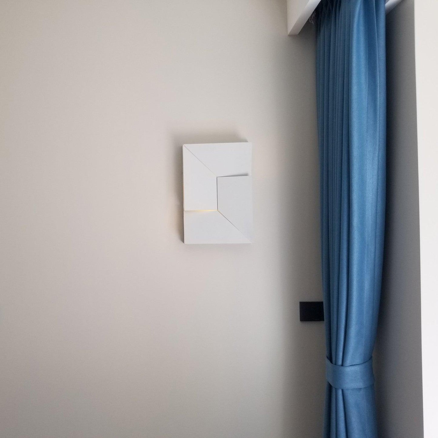 Shadows Grand Sconce - Elegant Wall Light with Adjustable Brightness