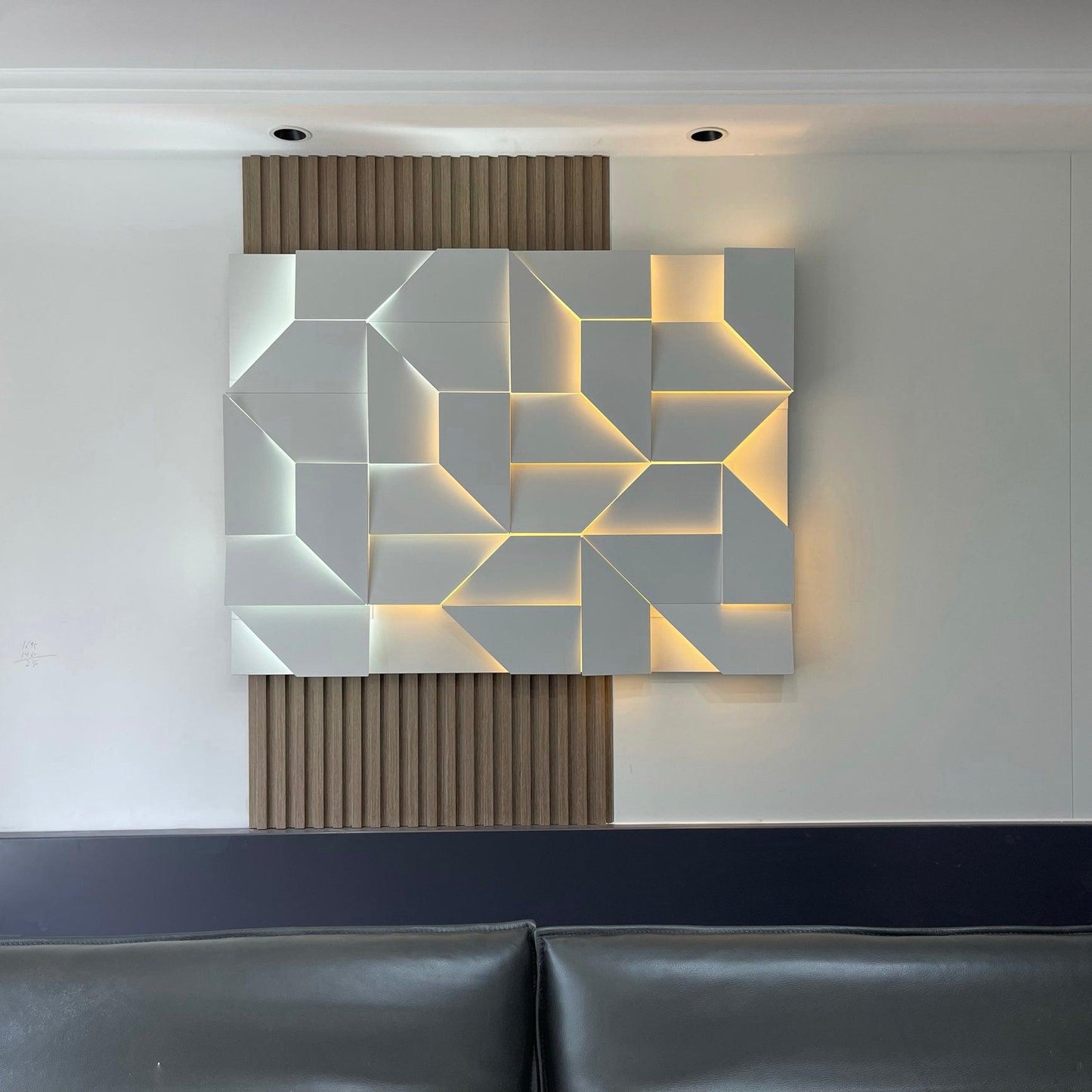 Shadows Grand Sconce - Elegant Wall Light with Adjustable Brightness