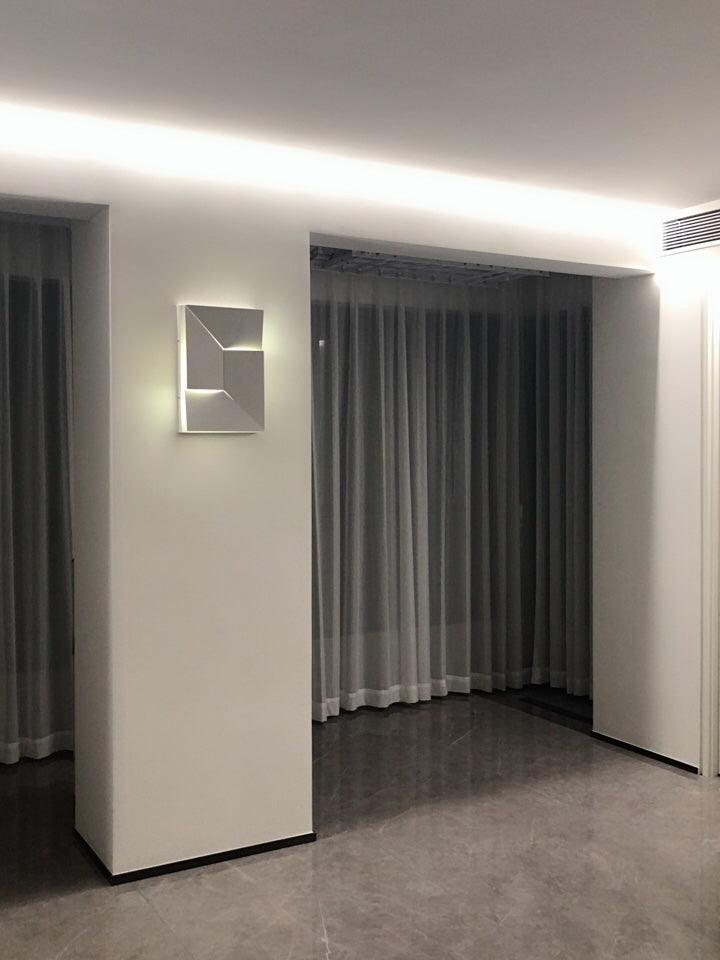 Shadows Grand Sconce - Elegant Wall Light with Adjustable Brightness