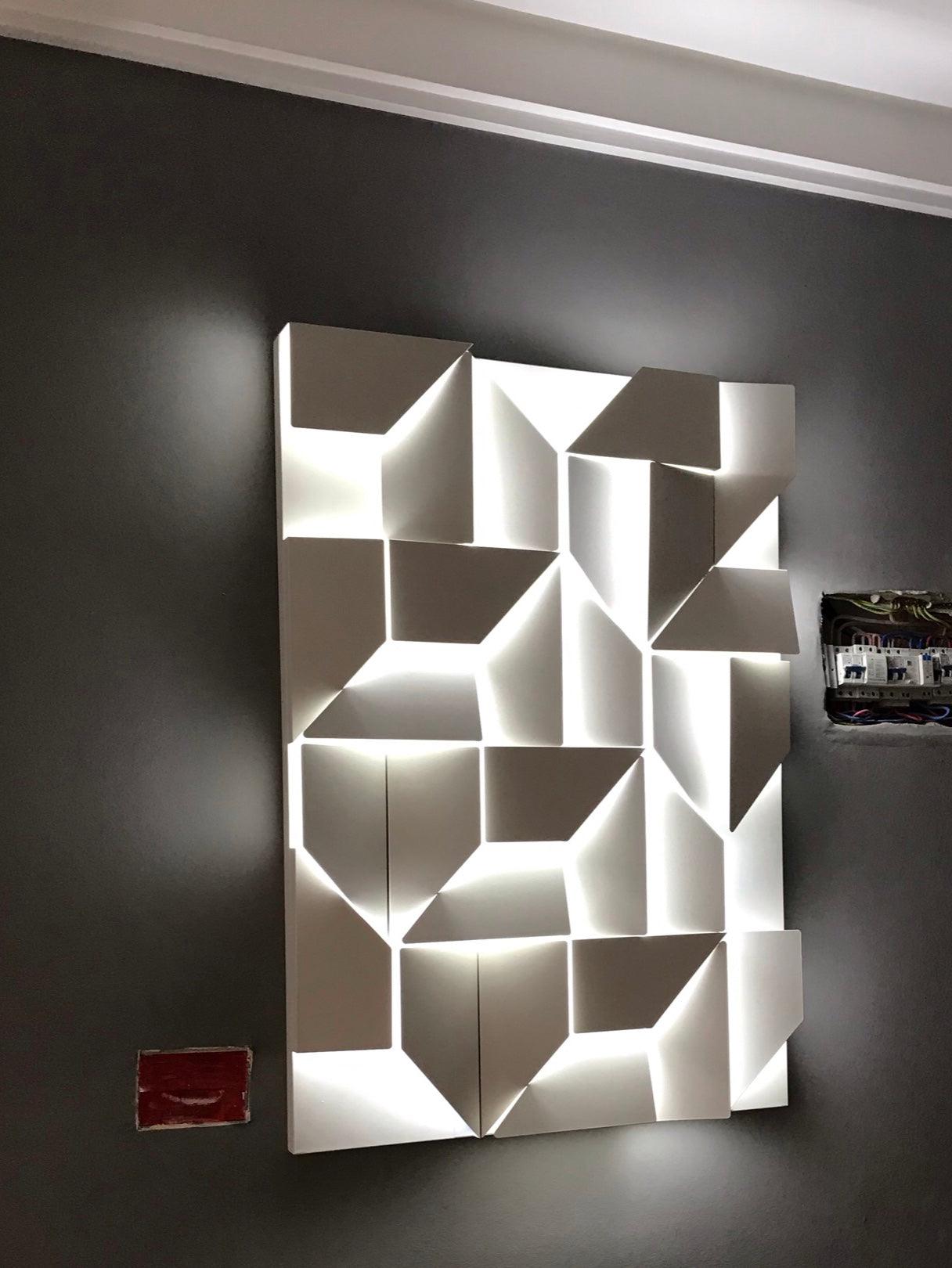 Shadows Grand Sconce - Elegant Wall Light with Adjustable Brightness