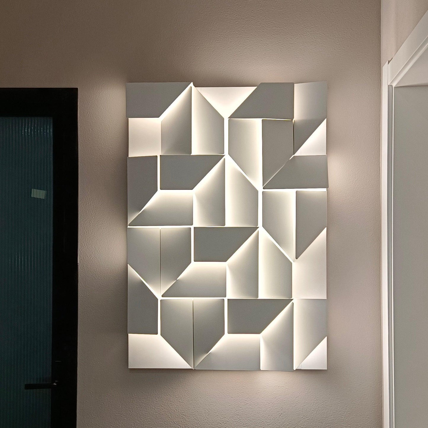 Shadows Grand Sconce - Elegant Wall Light with Adjustable Brightness