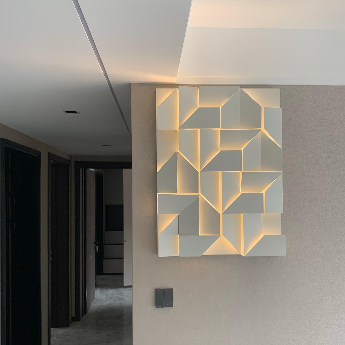 Shadows Grand Sconce - Elegant Wall Light with Adjustable Brightness
