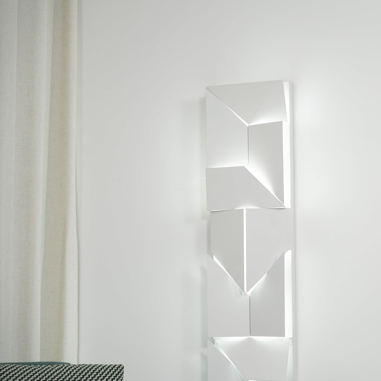 Shadows Grand Sconce - Elegant Wall Light with Adjustable Brightness