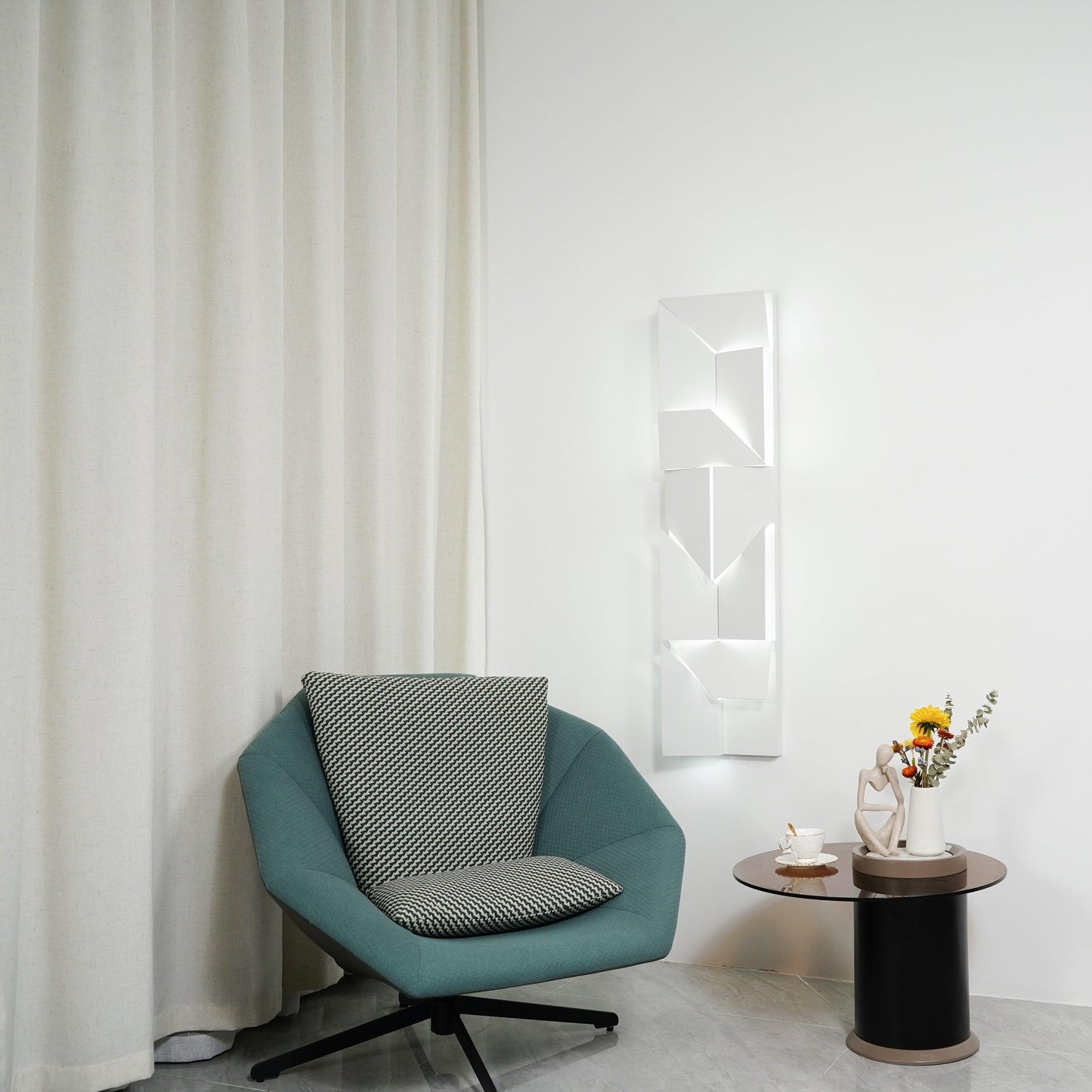 Shadows Grand Sconce - Elegant Wall Light with Adjustable Brightness