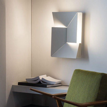 Shadows Grand Sconce - Elegant Wall Light with Adjustable Brightness