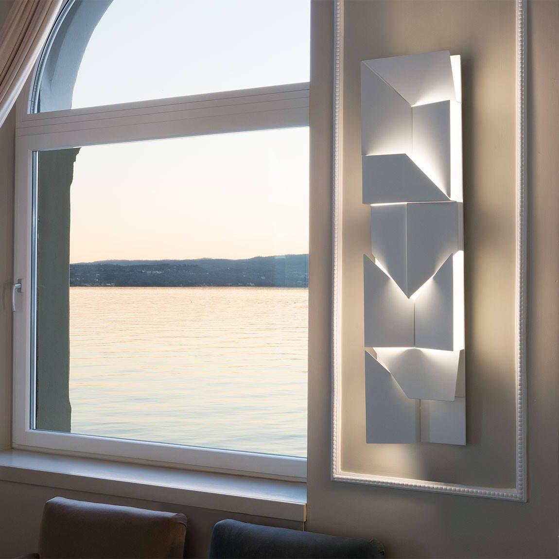 Shadows Grand Sconce - Elegant Wall Light with Adjustable Brightness