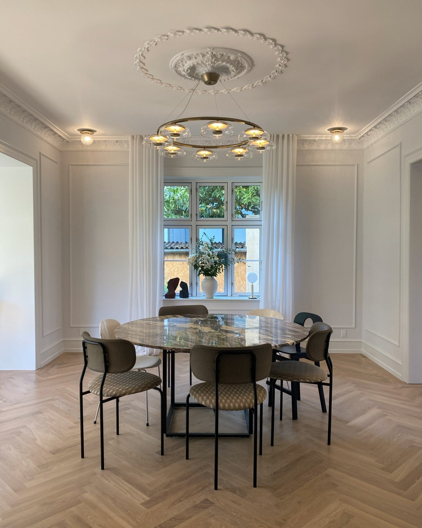 Solara Modern Chandelier - Adjustable Height, Energy-Efficient LED Lig