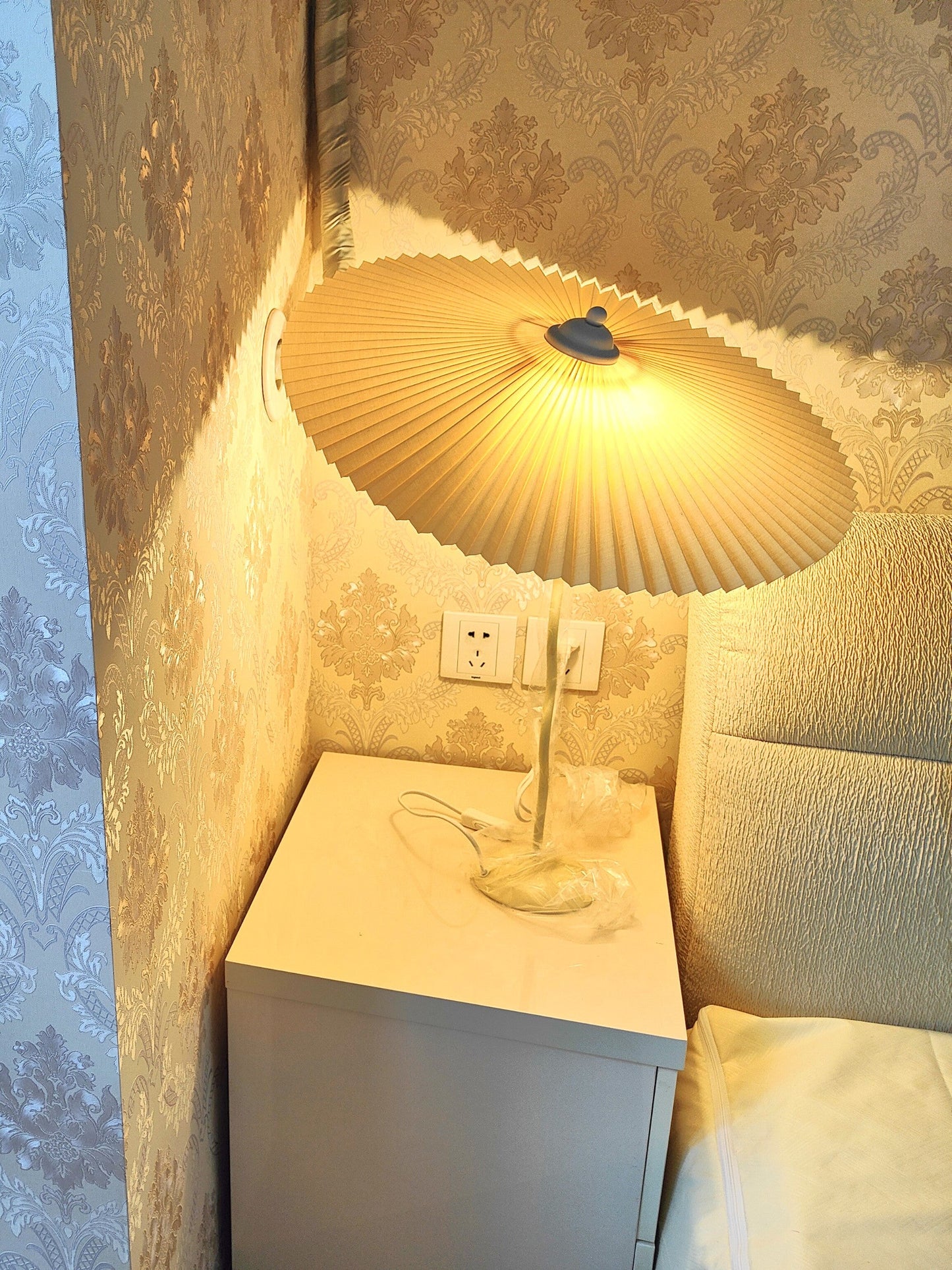 Modern Squiggle Table Lamp with Adjustable Brightness and USB Charging