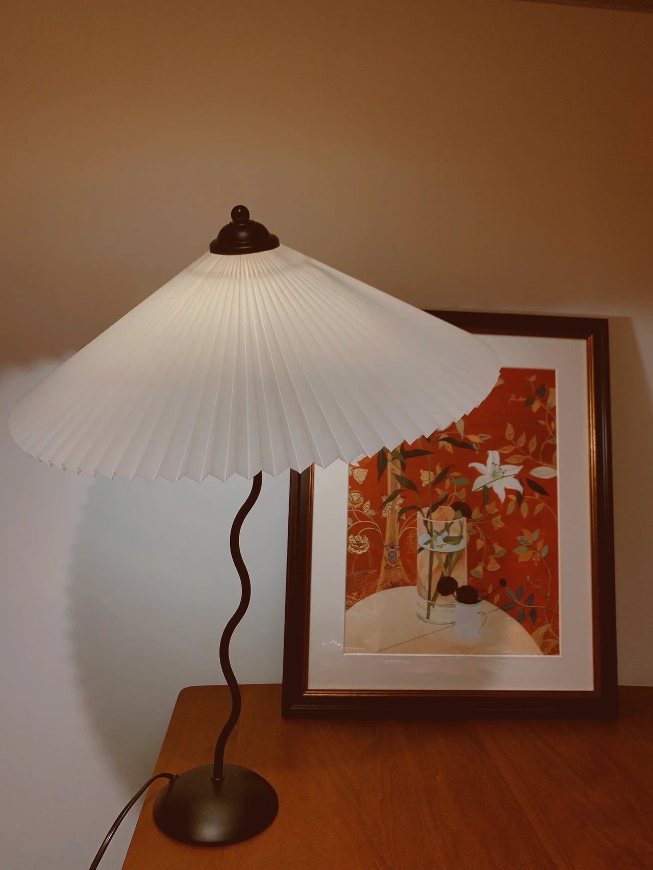 Modern Squiggle Table Lamp with Adjustable Brightness and USB Charging