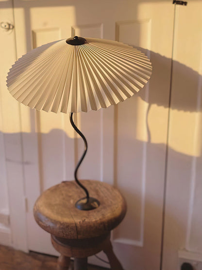 Modern Squiggle Table Lamp with Adjustable Brightness and USB Charging