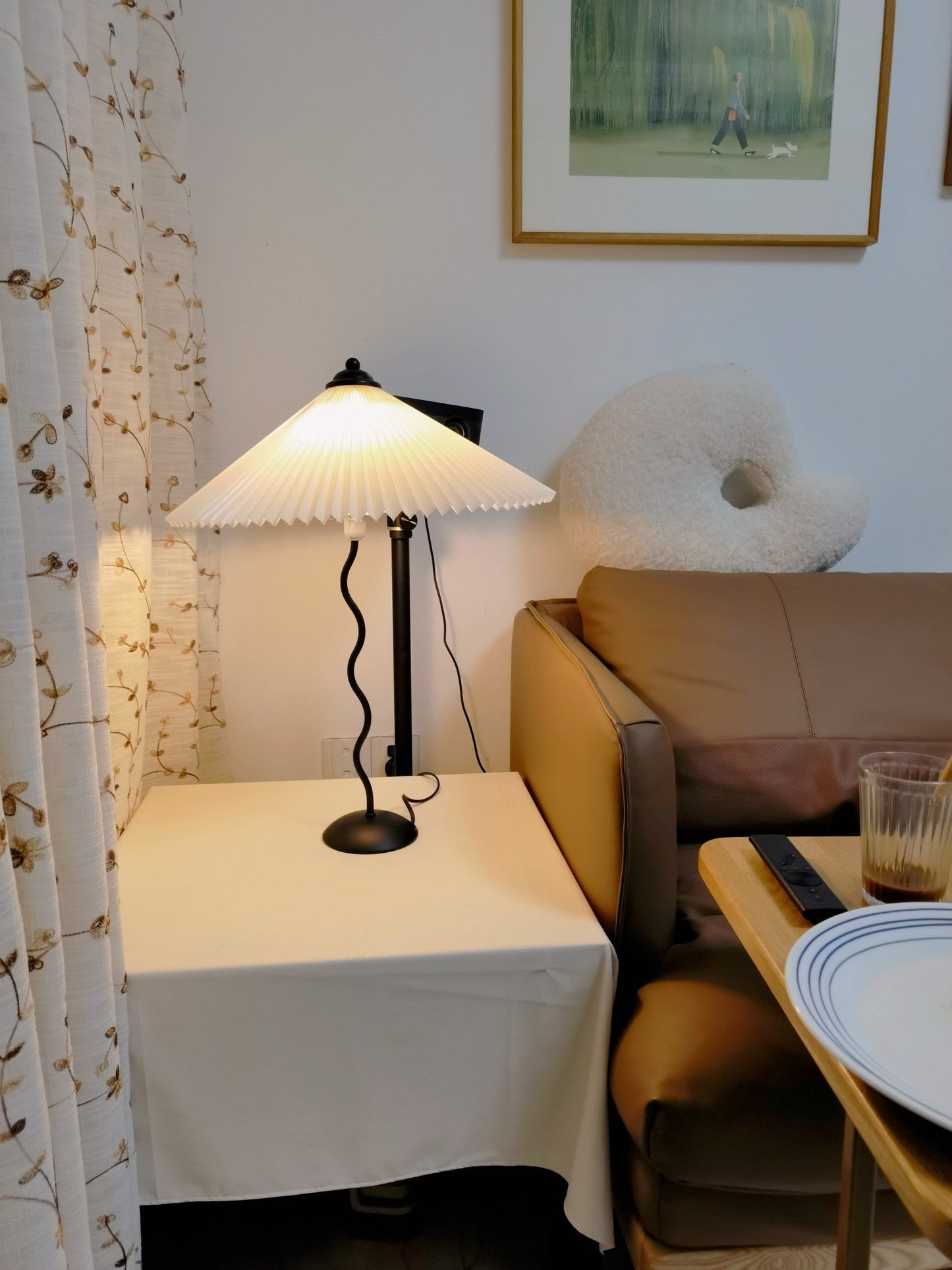 Modern Squiggle Table Lamp with Adjustable Brightness and USB Charging