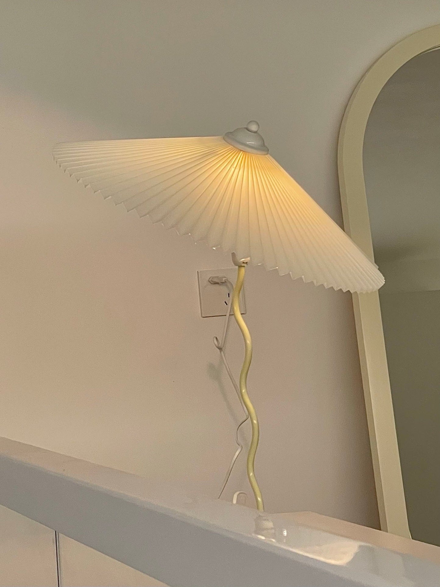 Modern Squiggle Table Lamp with Adjustable Brightness and USB Charging
