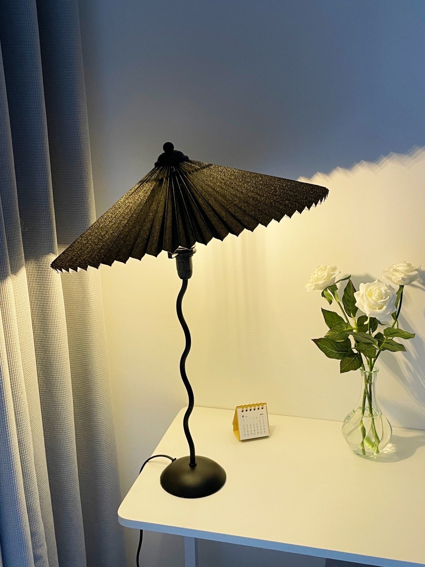 Modern Squiggle Table Lamp with Adjustable Brightness and USB Charging
