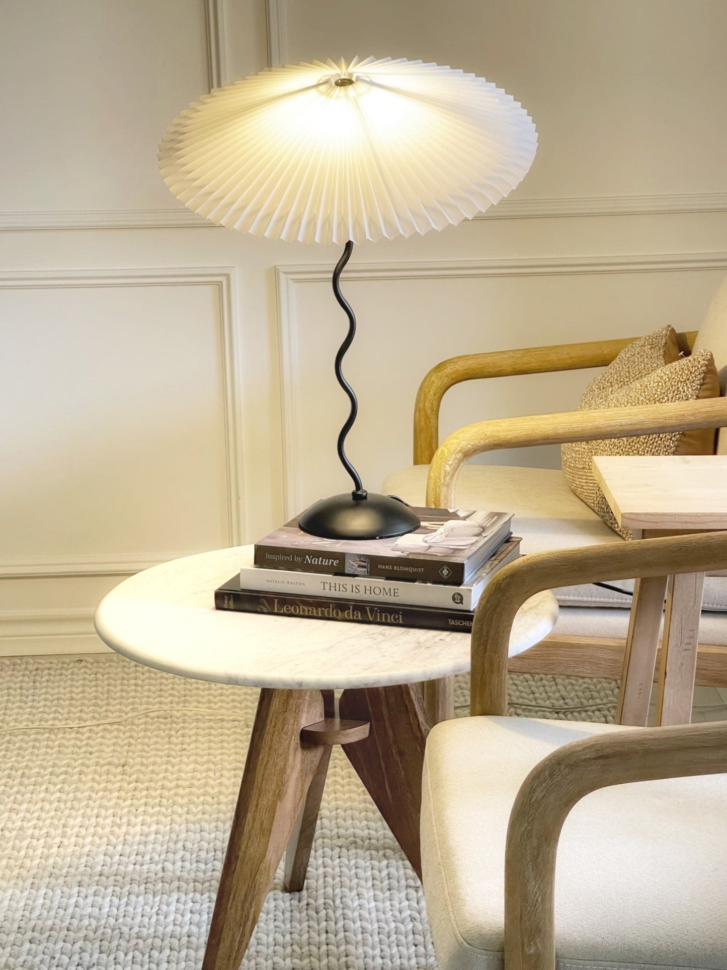 Modern Squiggle Table Lamp with Adjustable Brightness and USB Charging