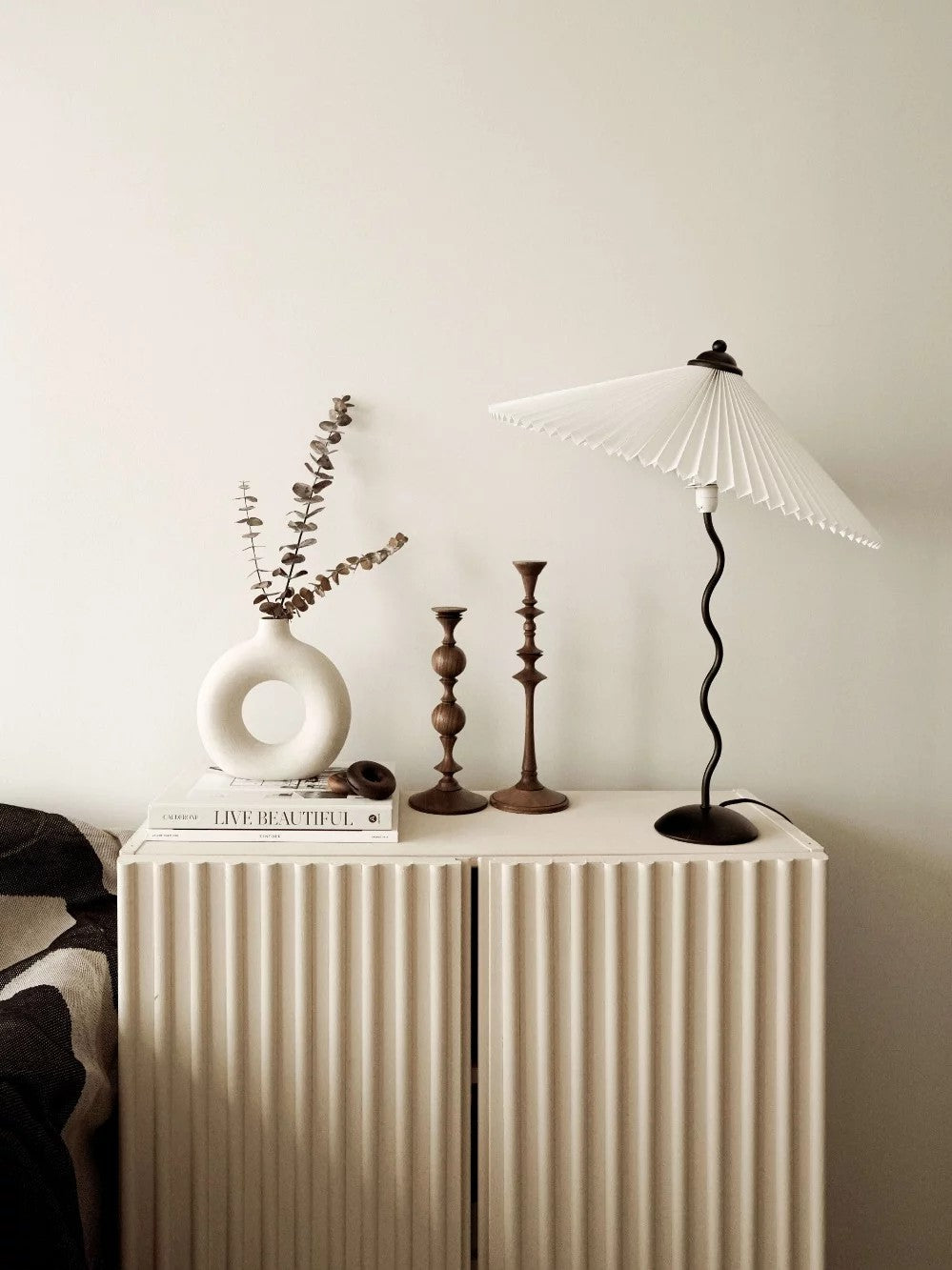Modern Squiggle Table Lamp with Adjustable Brightness and USB Charging