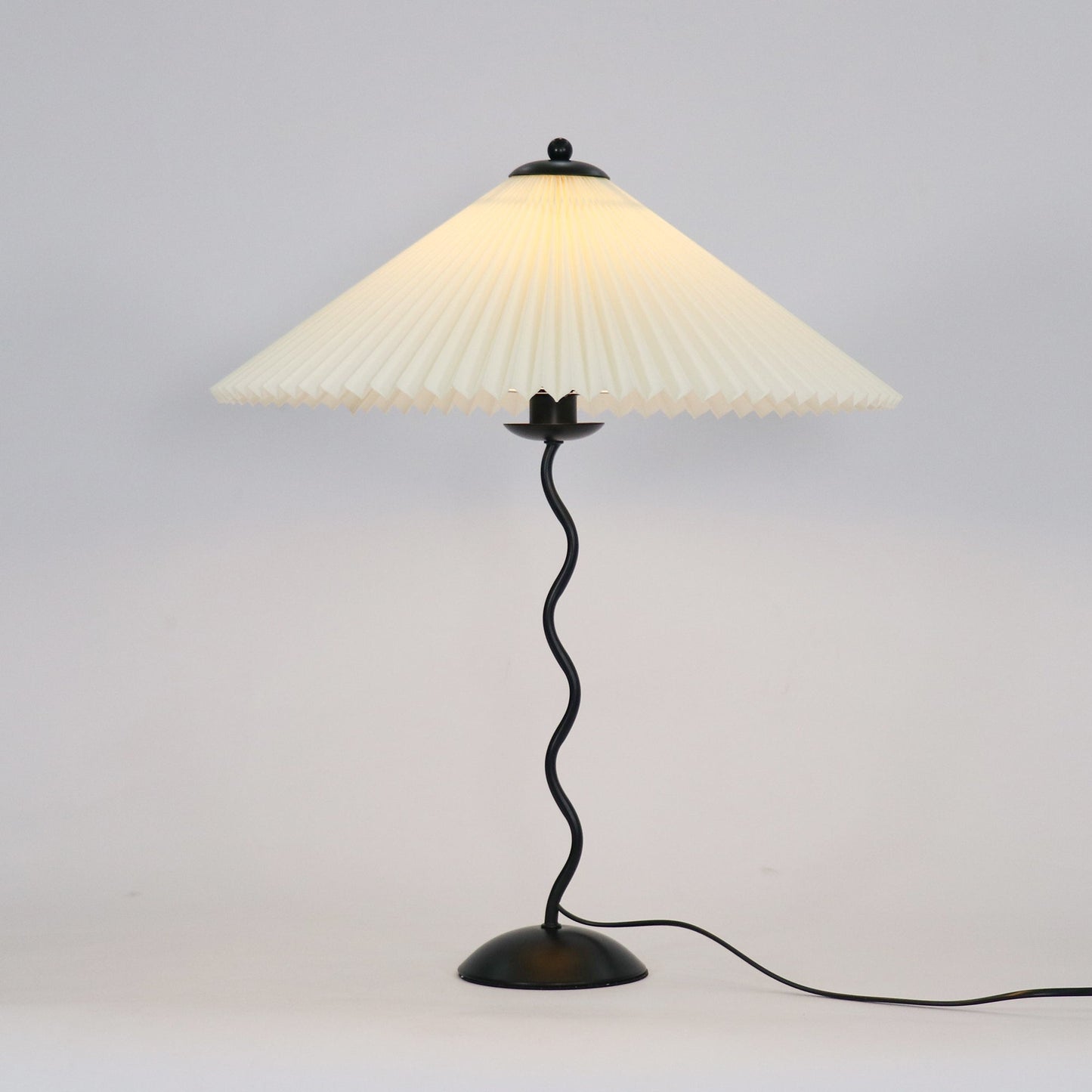 Modern Squiggle Table Lamp with Adjustable Brightness and USB Charging