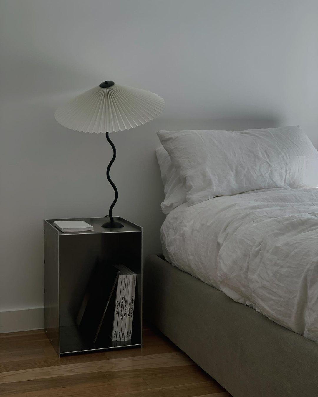 Modern Squiggle Table Lamp with Adjustable Brightness and USB Charging
