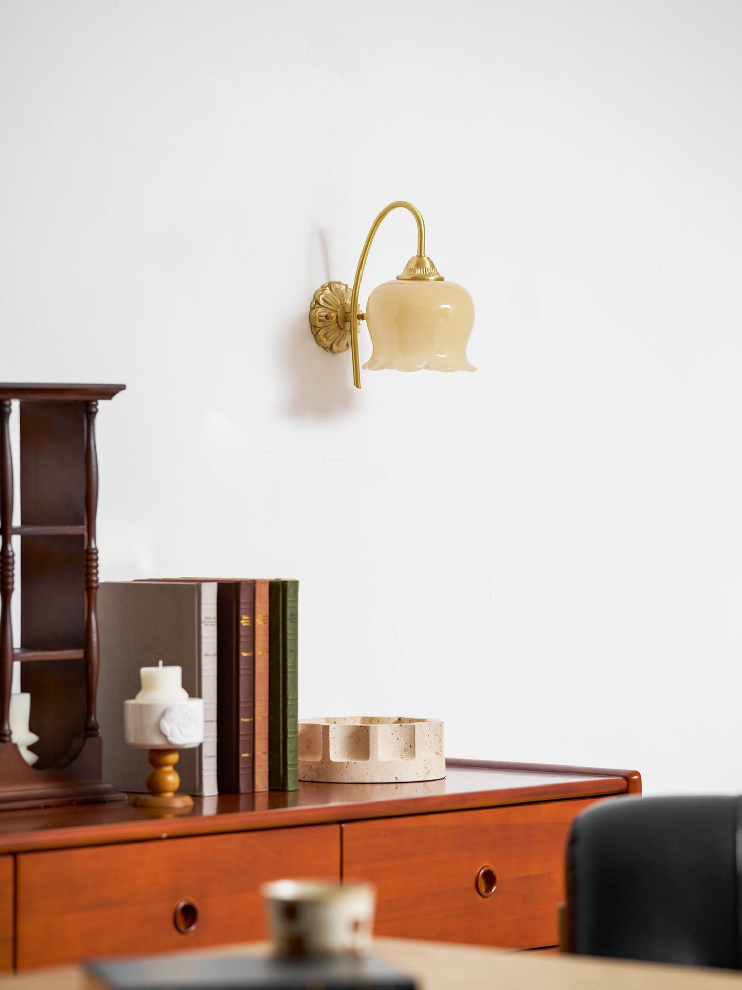 Valley Flower Wall Lamp - Adjustable Brightness, Elegant Floral Design