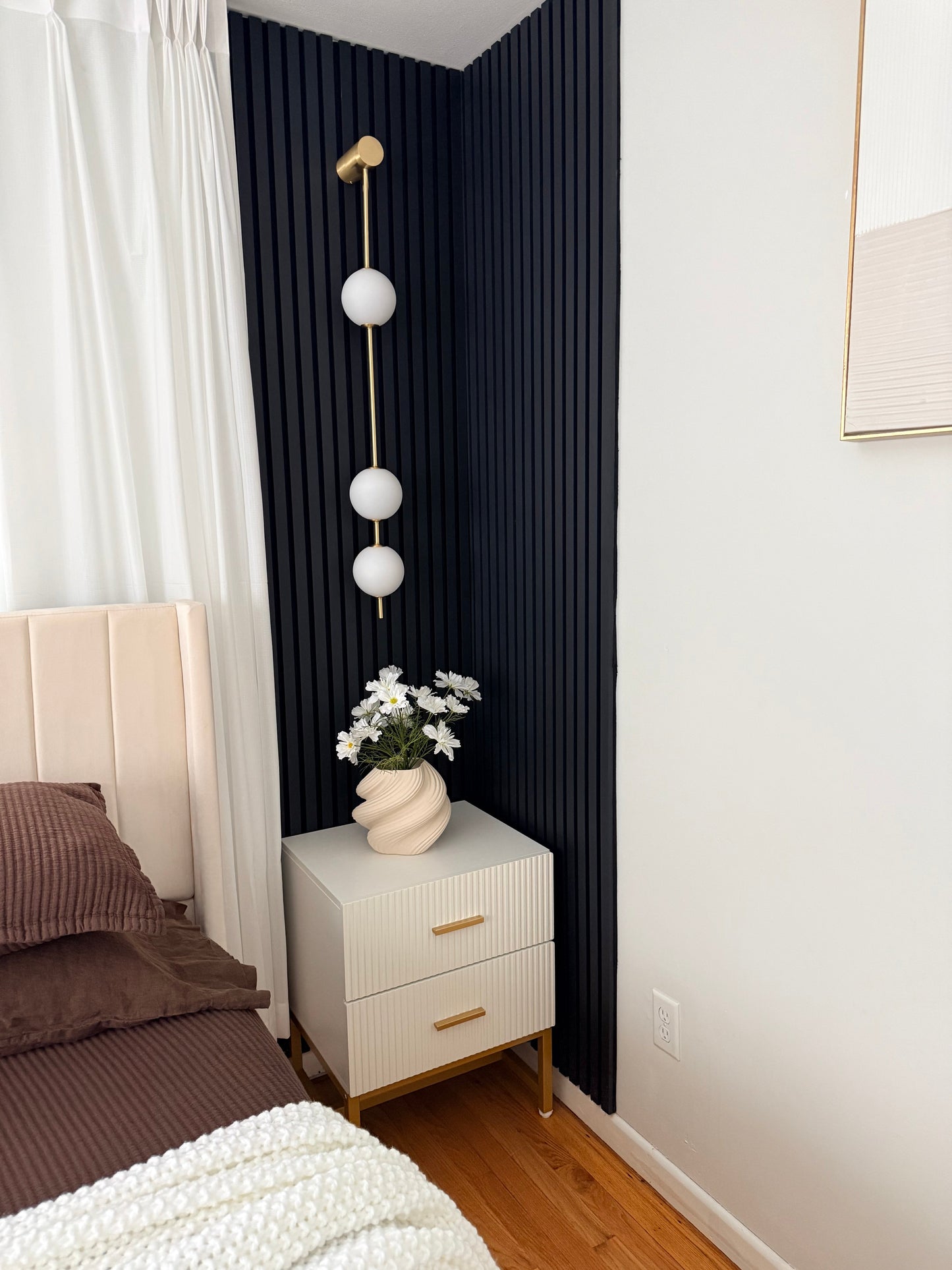 Professional Vertical Balls Wall Lamp - Adjustable Brightness, Modern