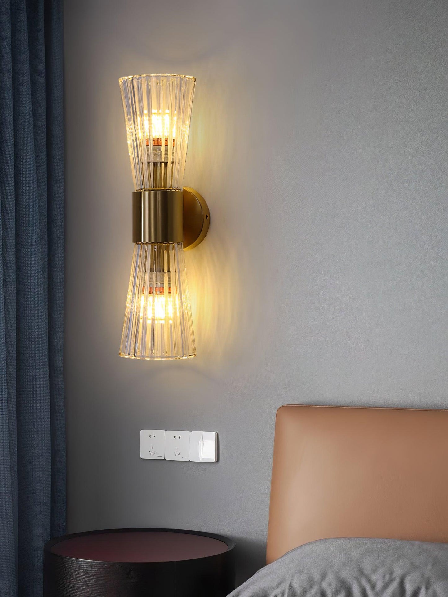 Vesta Wall Lamp - Adjustable Brightness, Modern Design for Any Space