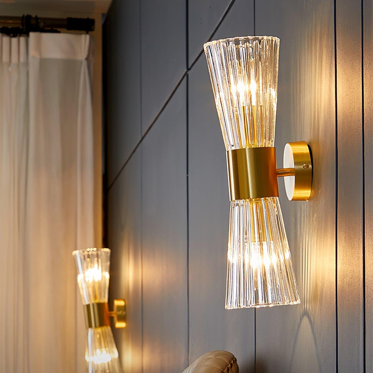 Vesta Wall Lamp - Adjustable Brightness, Modern Design for Any Space