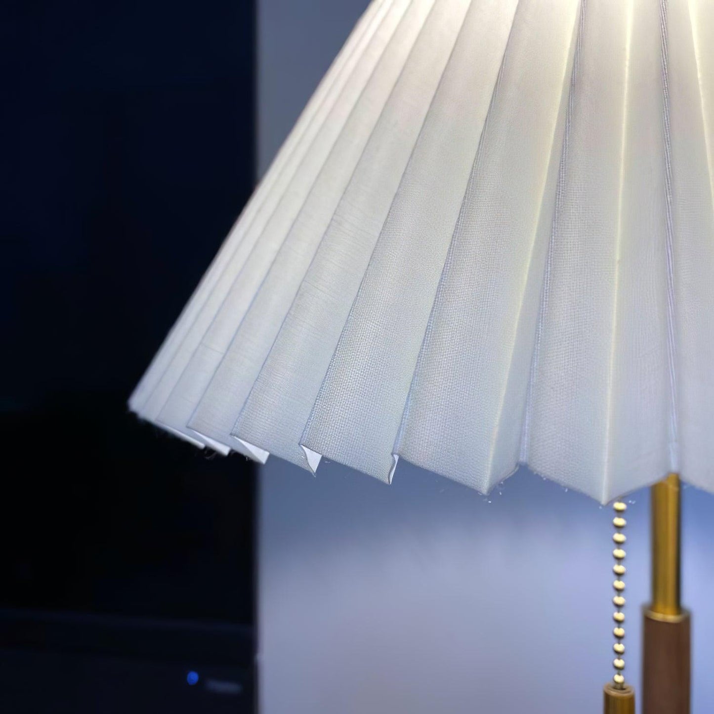 Pleated Retro Wooden Table Lamp - Dimmable LED, Adjustable Shade