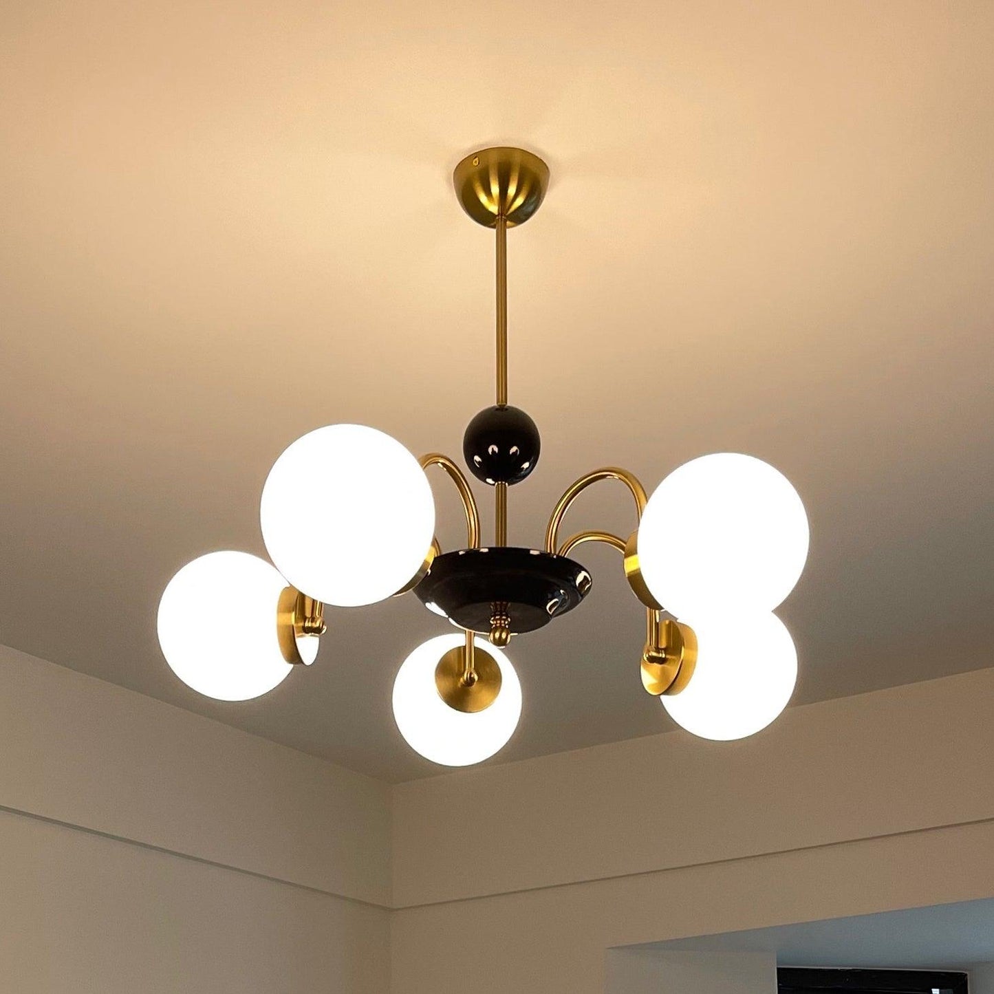 Yisu Modern Chandelier with Adjustable Height and Energy-Efficient LED