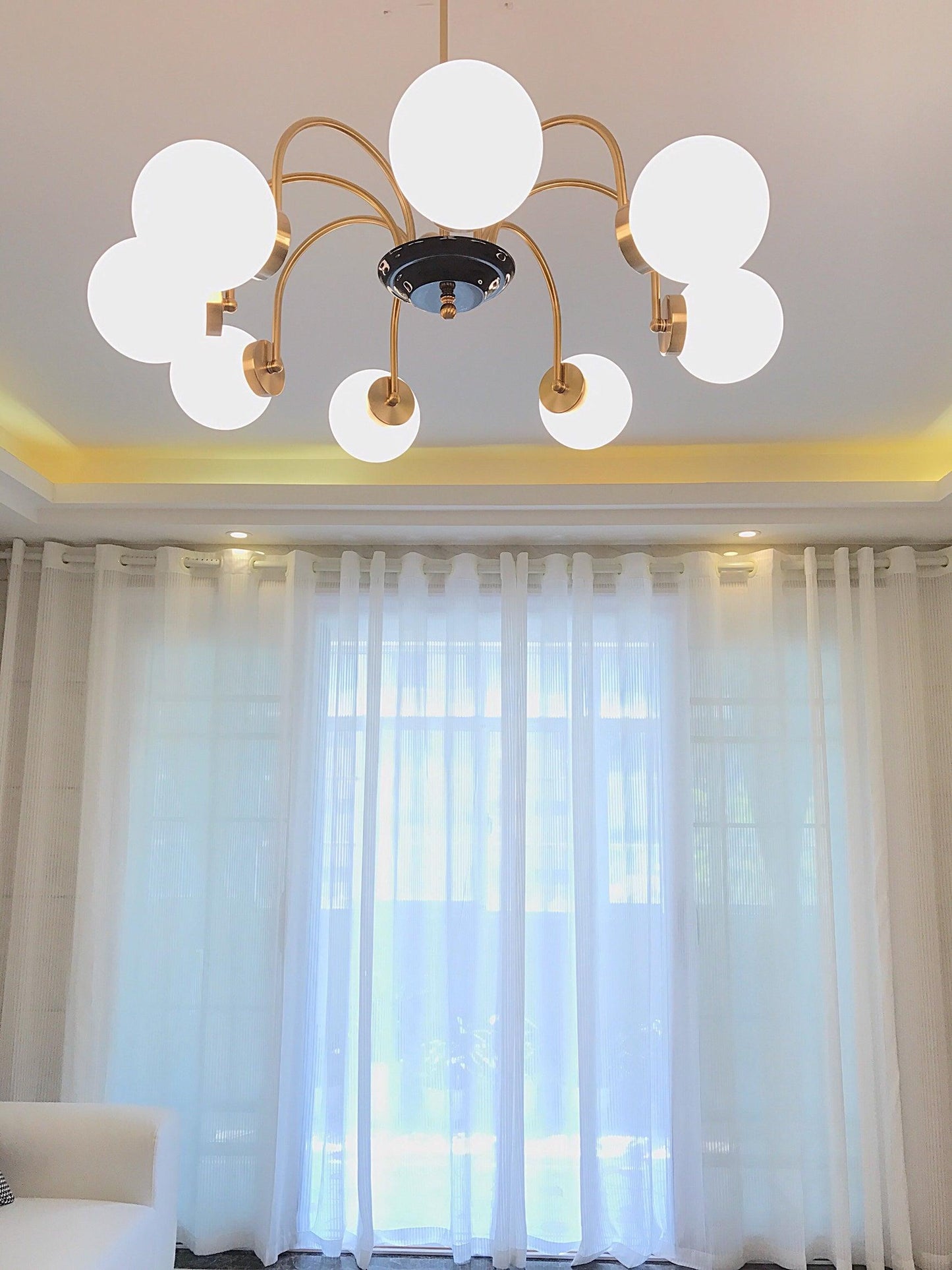 Yisu Modern Chandelier with Adjustable Height and Energy-Efficient LED