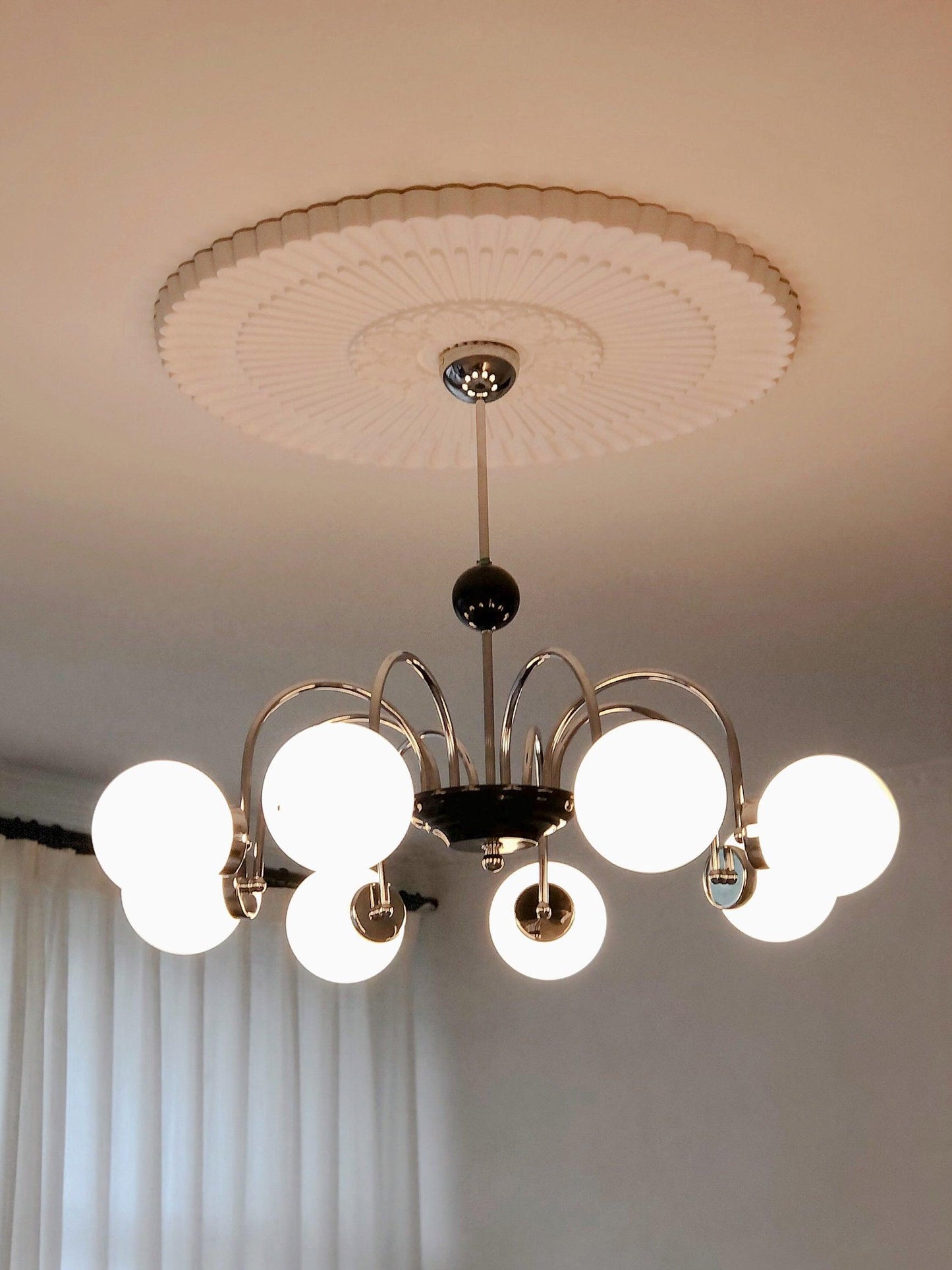 Yisu Modern Chandelier with Adjustable Height and Energy-Efficient LED